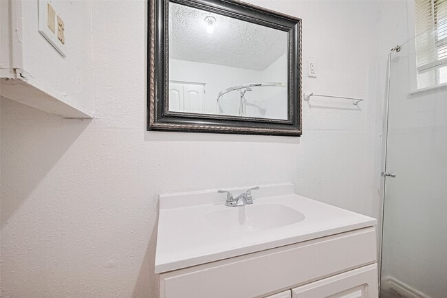 Building Photo - 227 N Austin Dr