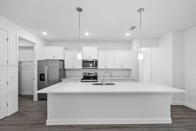 Building Photo - 11 Burgundy Pl