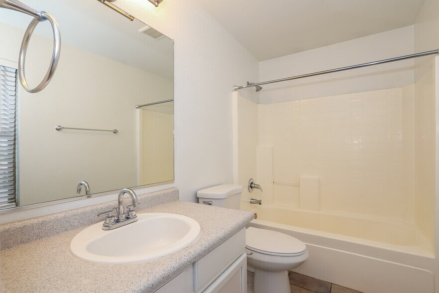 Building Photo - 2809 E Cherry Hills Dr