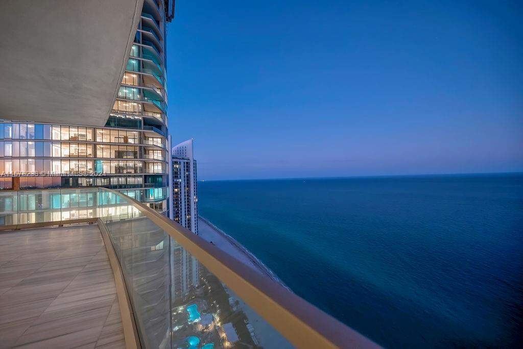 Building Photo - 17901 Collins Ave