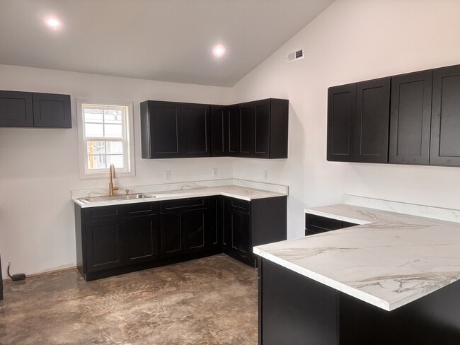 Building Photo - 408 Elm St