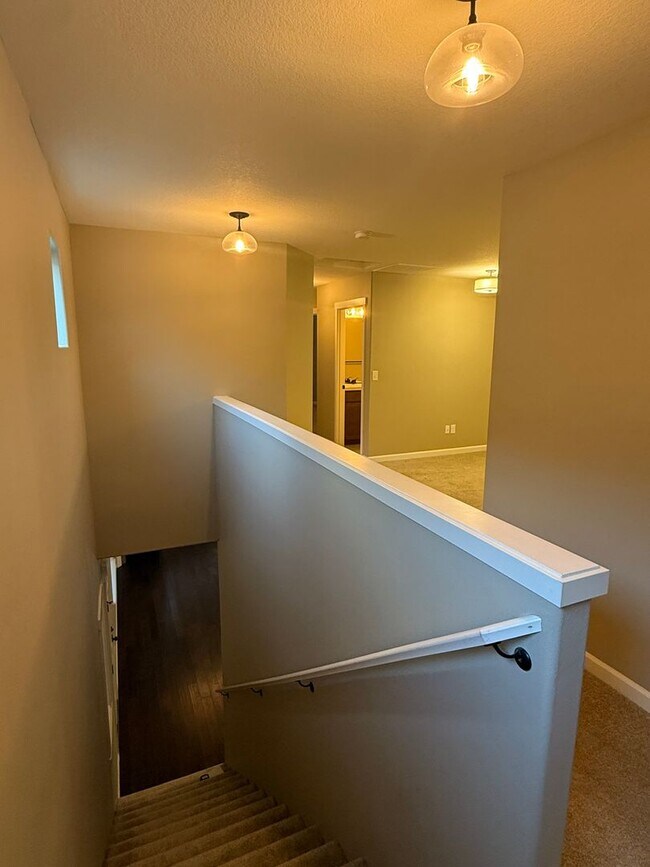 Building Photo - Beautiful 3 Bedroom House with High Ceilin...