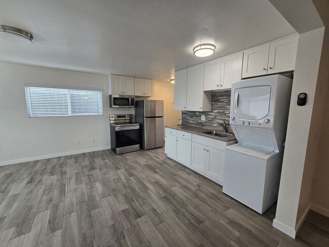 Building Photo - Newly remodeled, studio-style living space located in the heart of San Diego