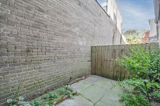 Building Photo - 802 LeCount St