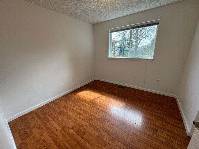 Building Photo - 4Bd/2.25Ba Kent House