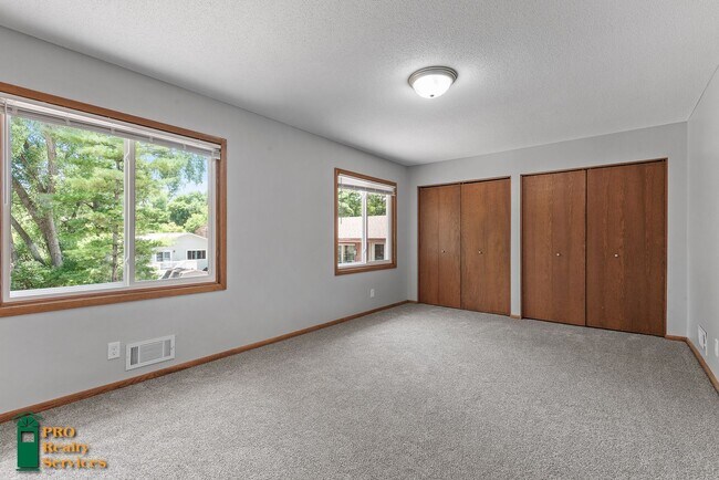 Building Photo - 4 Bedroom Home in Burnsville