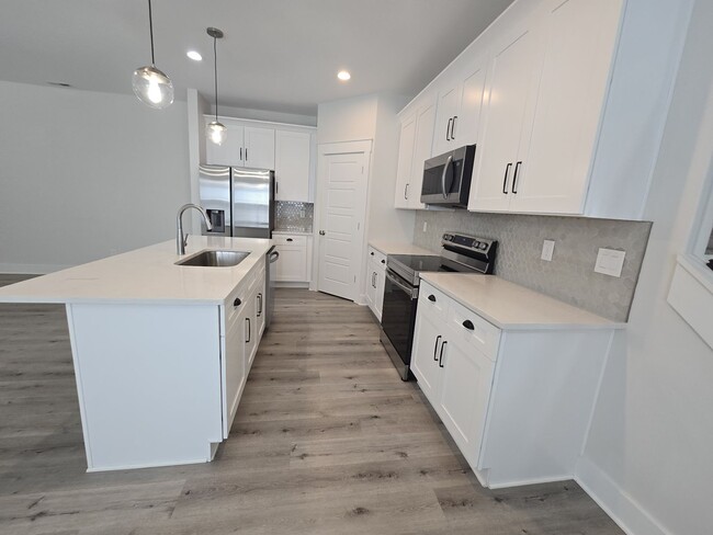 Building Photo - End Unit 3/3.5 Townhome w/ Community Pool!