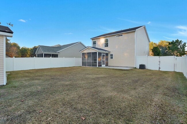 Building Photo - 3 bedroom 2 1/2 bath with loft