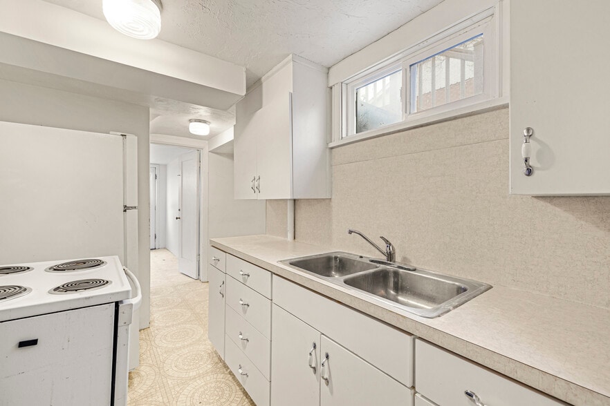 Building Photo - 225 E 2nd S