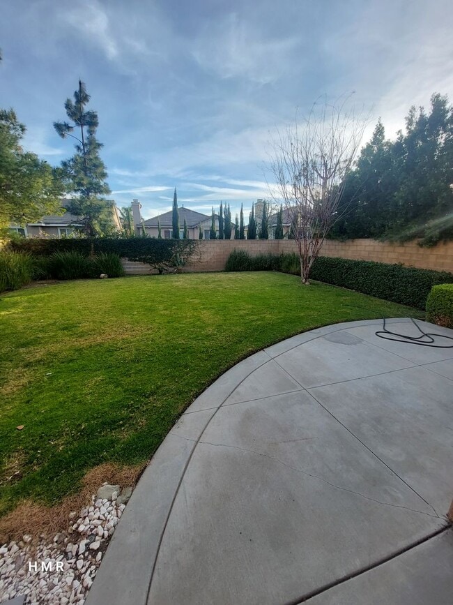 Building Photo - Stunning Two-Story Home with 4 Bedrooms an...