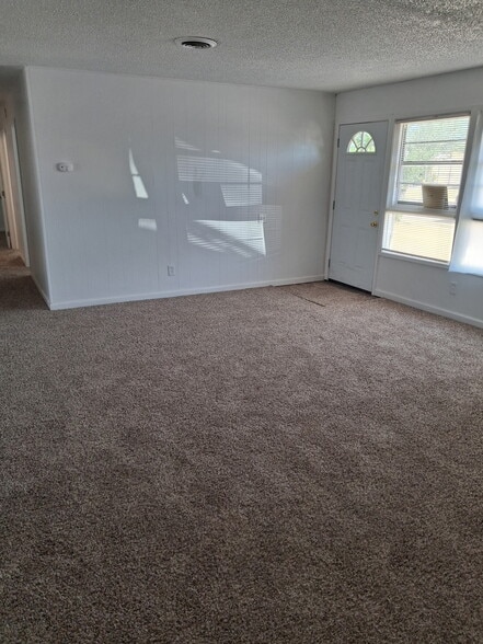 Building Photo - 1124 Juniper Dr