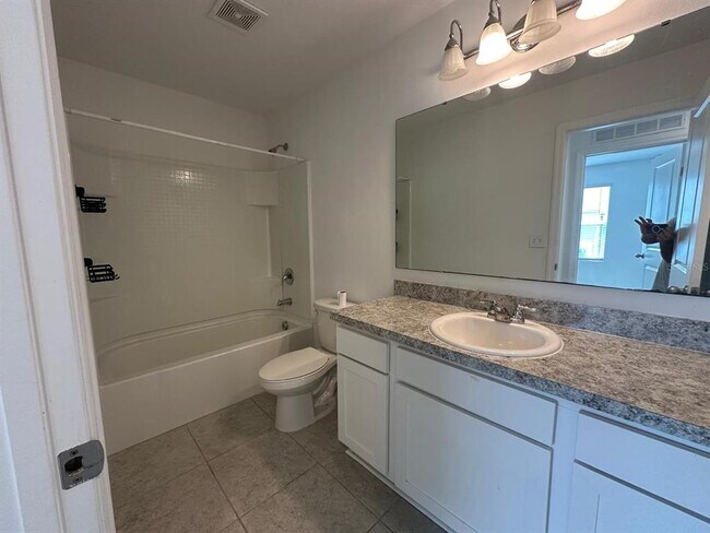 Building Photo - 118 Mandovi St