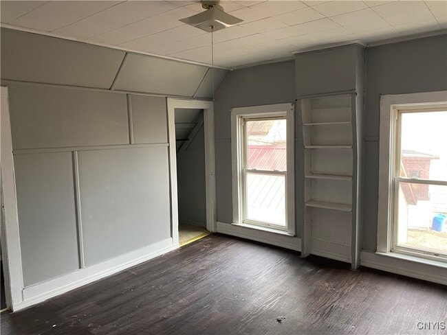 Building Photo - 302 N Rutland St