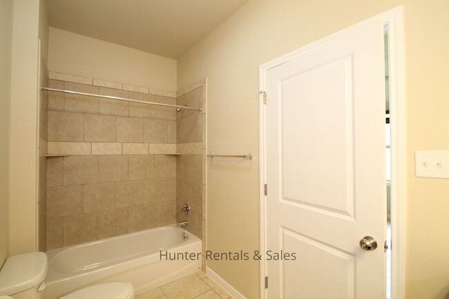 Building Photo - Loaded With Amenities!
