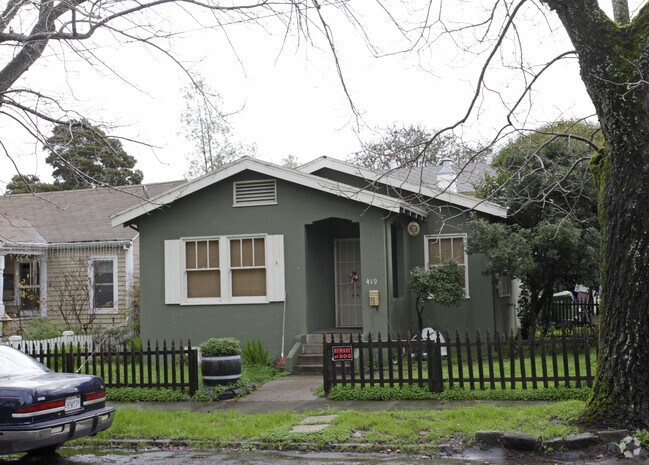 Primary Photo - 419 E St