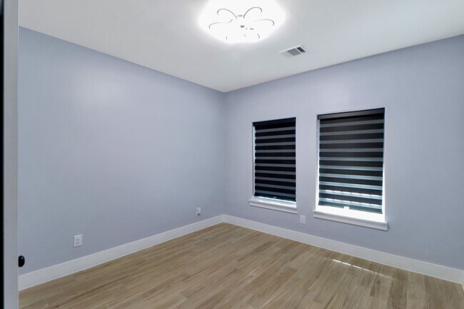 Building Photo - 3027 Clinton Dr