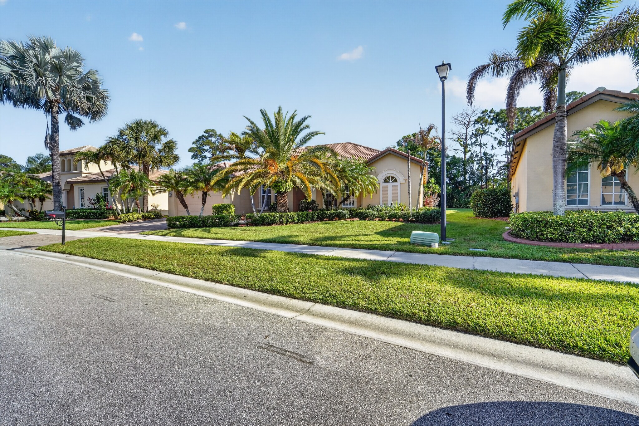 Building Photo - 854 SW Saint Tropez Ct