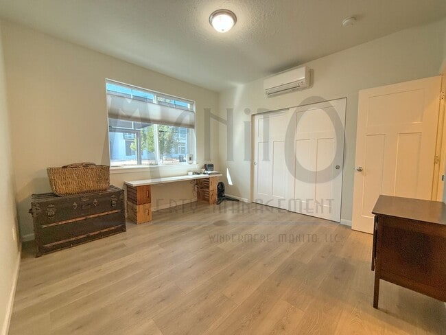 Building Photo - Beautiful Kendall Yards Townhome