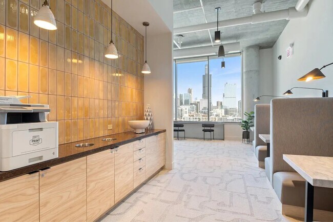 Building Photo - 1054 W Van Buren St