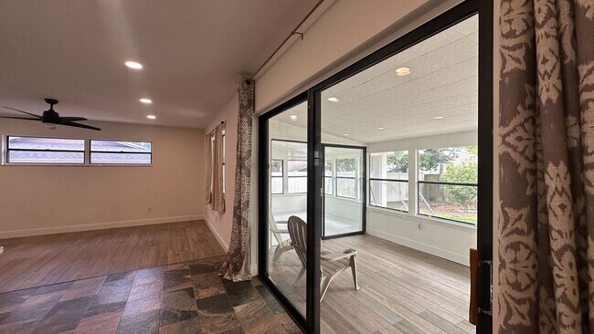 Building Photo - 616 Iris St