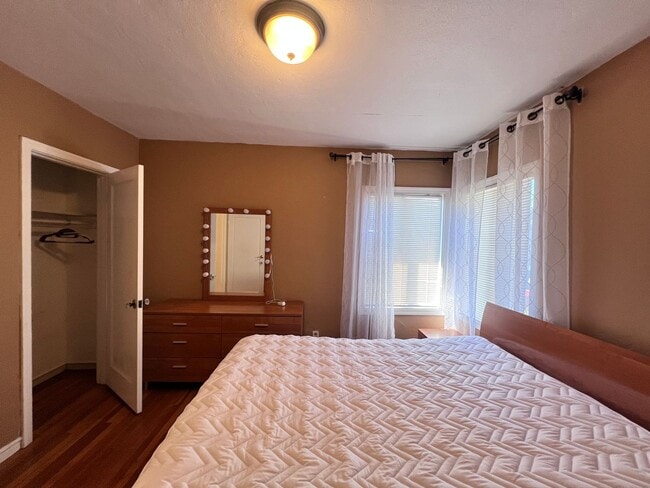 Building Photo - $1,000 OFF FIRST MONTH'S RENT!!!! Cozy 3 BD/2 BATH Single Family Home With 2 Floors Located in Al...