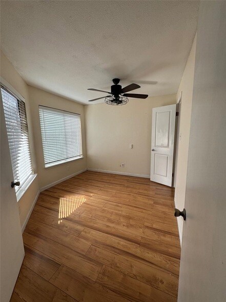 Building Photo - 9801 Walnut St