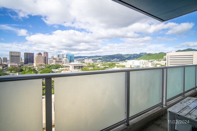 Building Photo - KAKAAKO Panoramic Views 1BR/1BA with Washe...