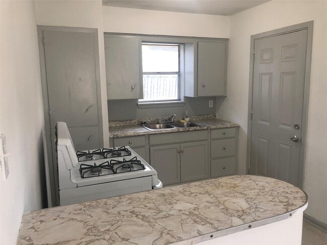 Building Photo - 404 James St