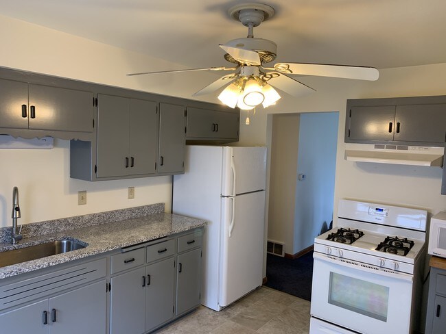 Fabulous eat-in kitchen with granite countertops - 4401 S 5th Pl
