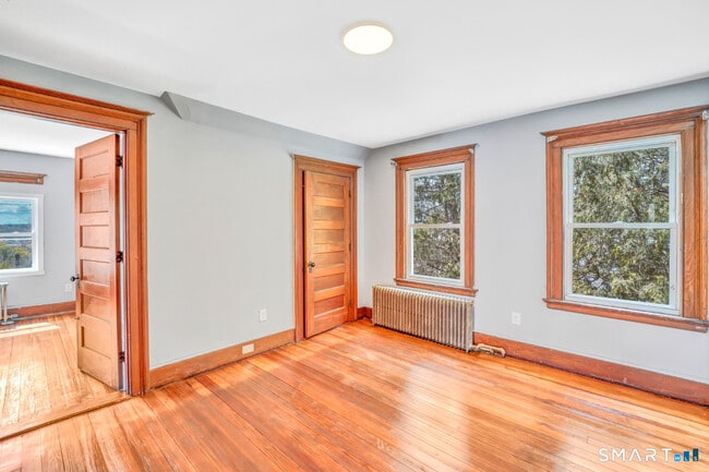 Building Photo - 114 Buckingham St