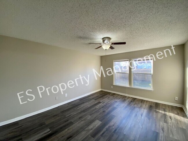 Building Photo - Stunning 3 Bedroom 2 Bath Home in Franklin Township!