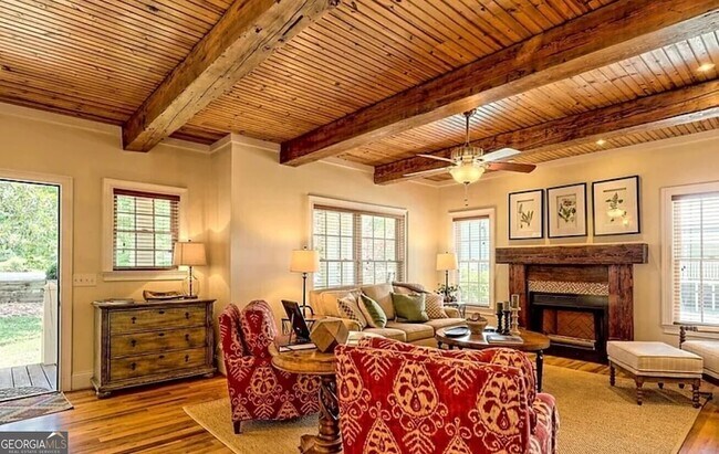 Building Photo - 643 Washington St