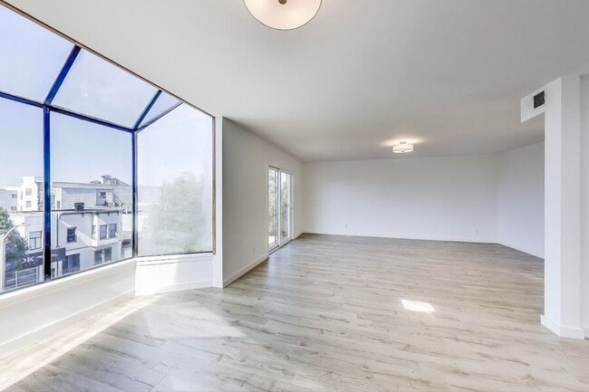 Primary Photo - 2137 Lombard St