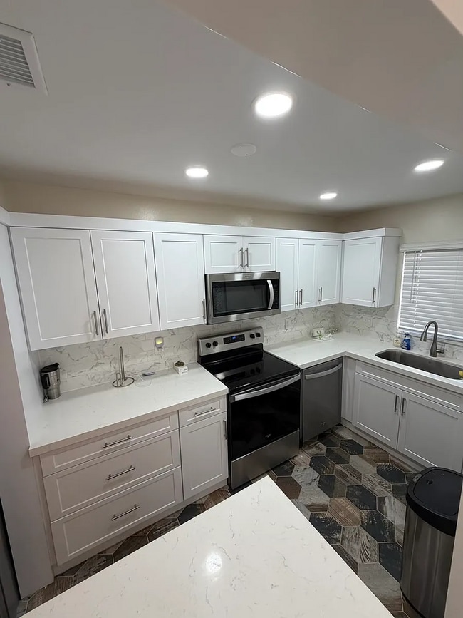 Building Photo - 4670 SW 143rd Ave