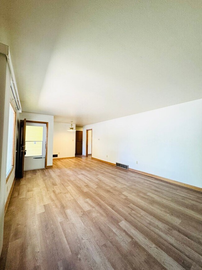 Building Photo - Spacious 4 bedroom 2 bath Ranch Style House In Fort Collins