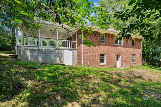 Building Photo - Chapel Hill 3 Bed 2 Bath Ranch - Available...