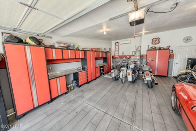 Building Photo - * Occupied* Unfurnished Long Term Pool Hom...