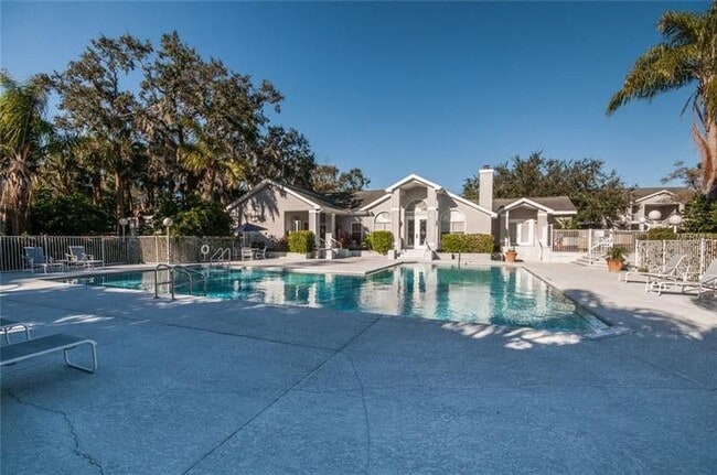 Building Photo - 2 Bedroom / 2 Bathroom Upstairs Condo with Large Screened Covered Porch