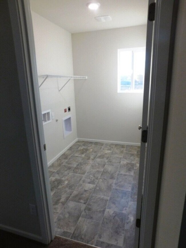 Building Photo - 4Bd/2.5 Ba Two Story Home - Available to View!