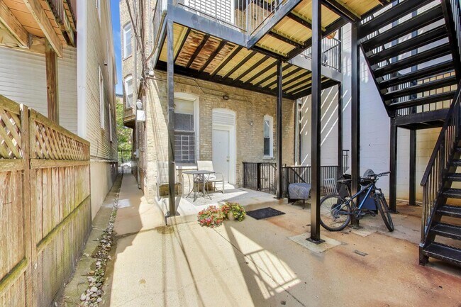 Building Photo - 3151 N Southport Ave
