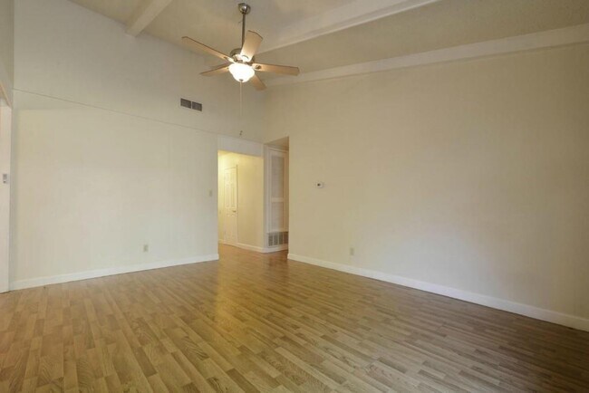 Building Photo - 9410 E Meadow Vale