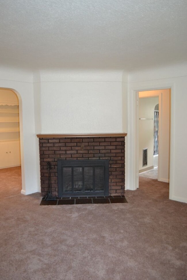 Building Photo - Quaint two-bedroom charmer in Northeast Salem