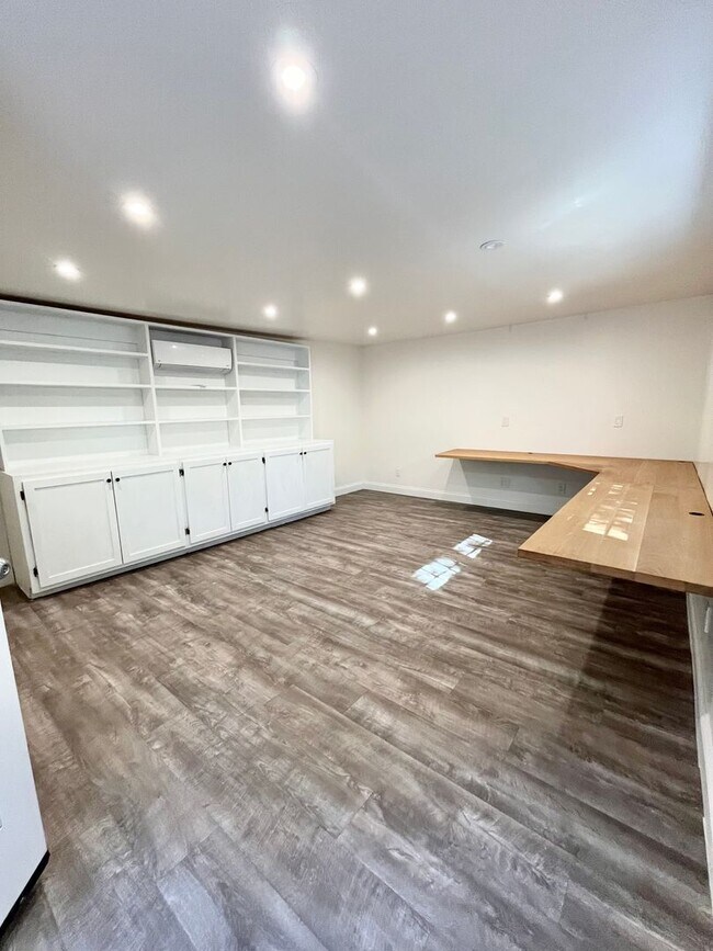 Building Photo - MOVE IN READY!! 2 BEDROOM 1 BATH W/OFFICES