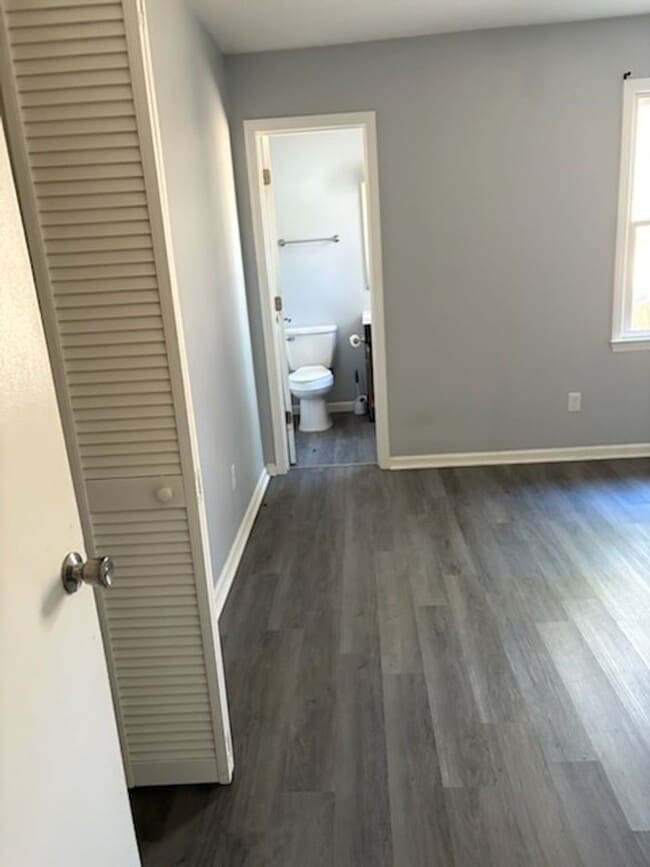 Building Photo - Affordable 2 Bedroom Duplex Off of Gum Bra...