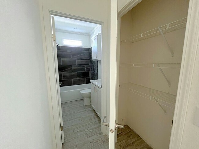 Building Photo - 5644 Woodford St