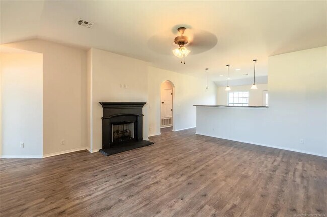 Building Photo - 2708 W Fredericksburg St