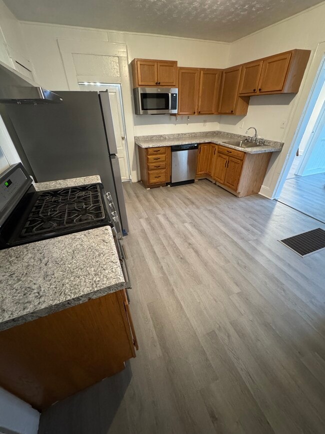 Building Photo - 460 Storms Ave