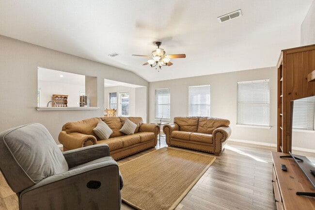 Building Photo - FLEXIBLE LEASE, STAY LONGER SAVE MORE!