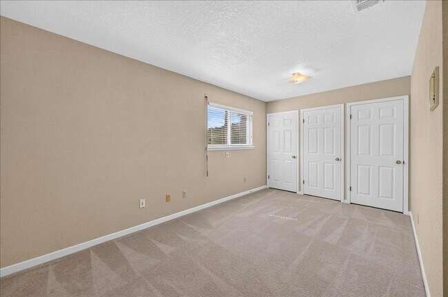 Building Photo - 5305 Greenbriar Dr