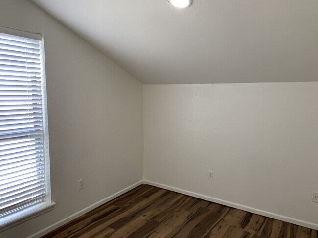 Building Photo - Updated Duplex in the Heart of Shopping an...